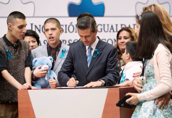 Enrique Peña Nieto firmando documento