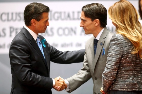 Enrique Peña Nieto saludando a Gerardo Gaya Real