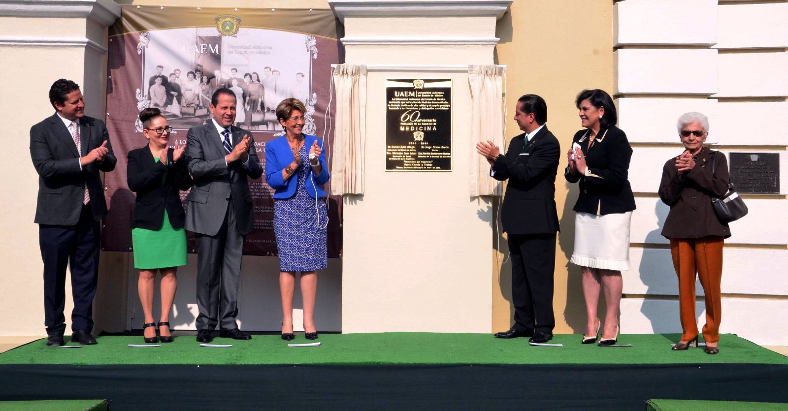 Mercedes Juan y funcionarios de la Facultad de Medicina de la Universidad Autónoma del Estado de México revelando la placa conmemorativa