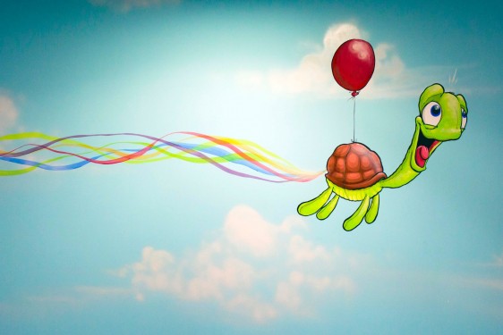 Mural con ilustración de tortuga volando con un globo rojo por el cielo azul