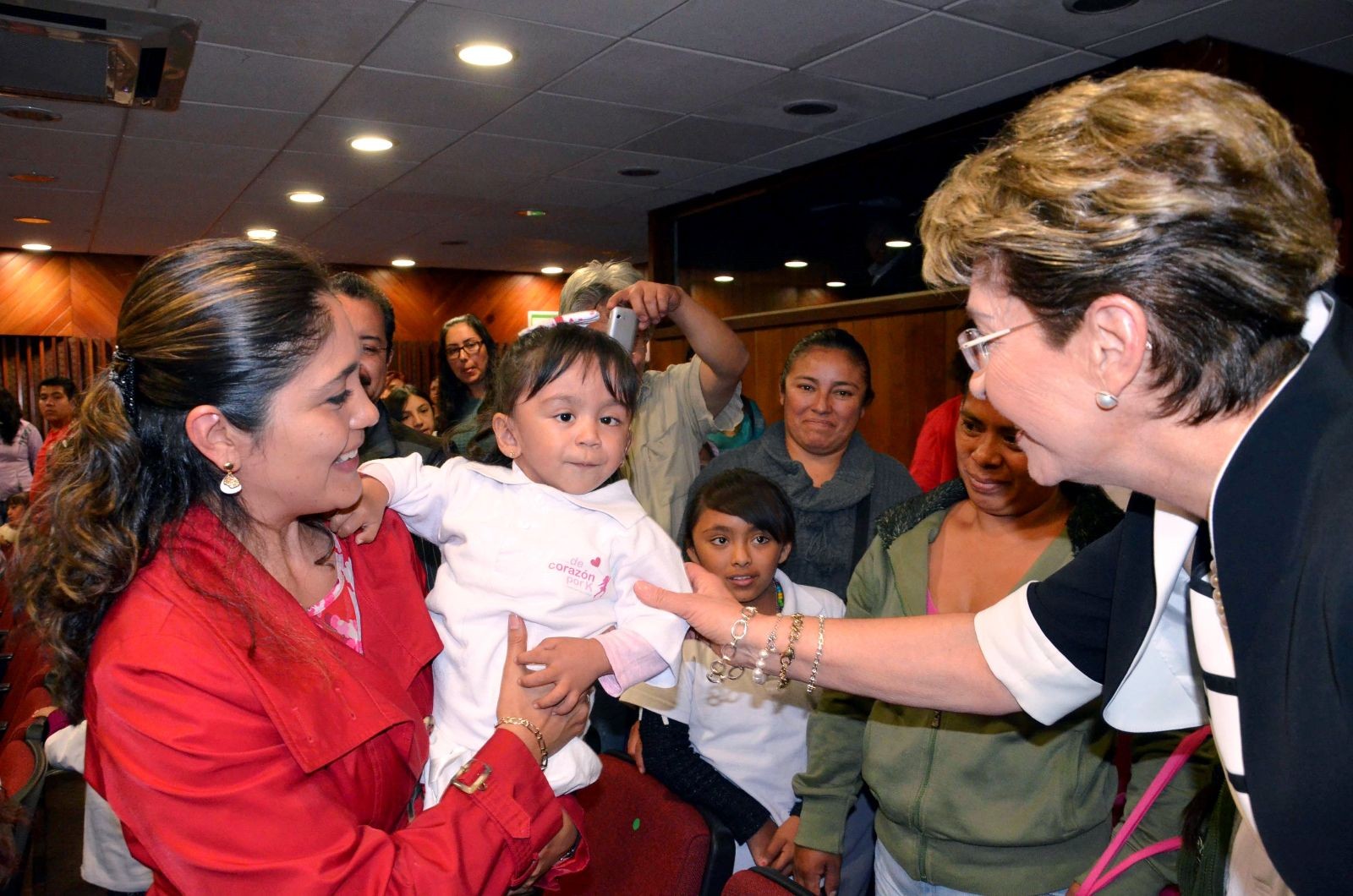 Mercedes Juan saludando a una bebita