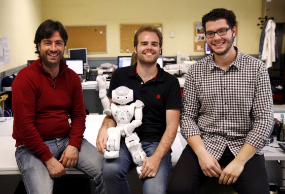 Fernando Fernández Rebollo, José Carlos González y José Carlos Pulido con robot al centro