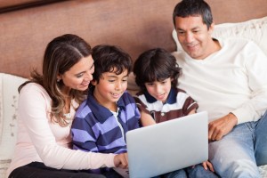 Familia usando una computadora