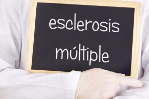 Médico sosteniendo pizarrón con palabra "Esclerosis Múltiple"