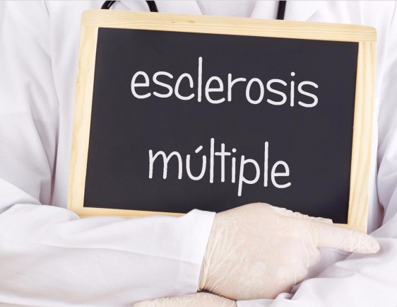 Médico sosteniendo pizarrón con palabra "esclerosis múltiple"