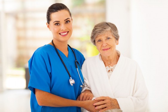 Enfermera cuidado a adulta mayor