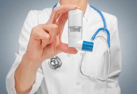 Doctora sosteniendo cura de asma en sus manos