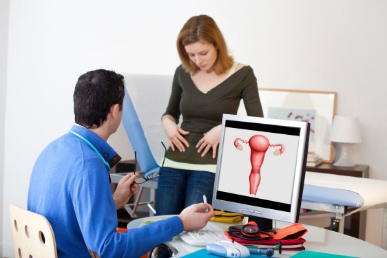 Mujer en consulta con ginecologo