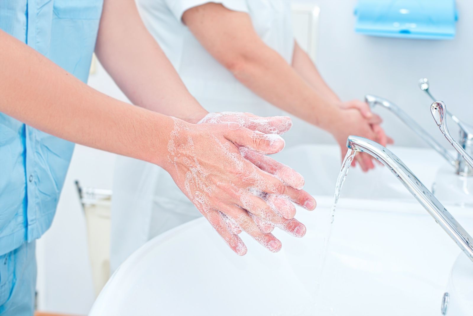 personal medico lavándose las manos