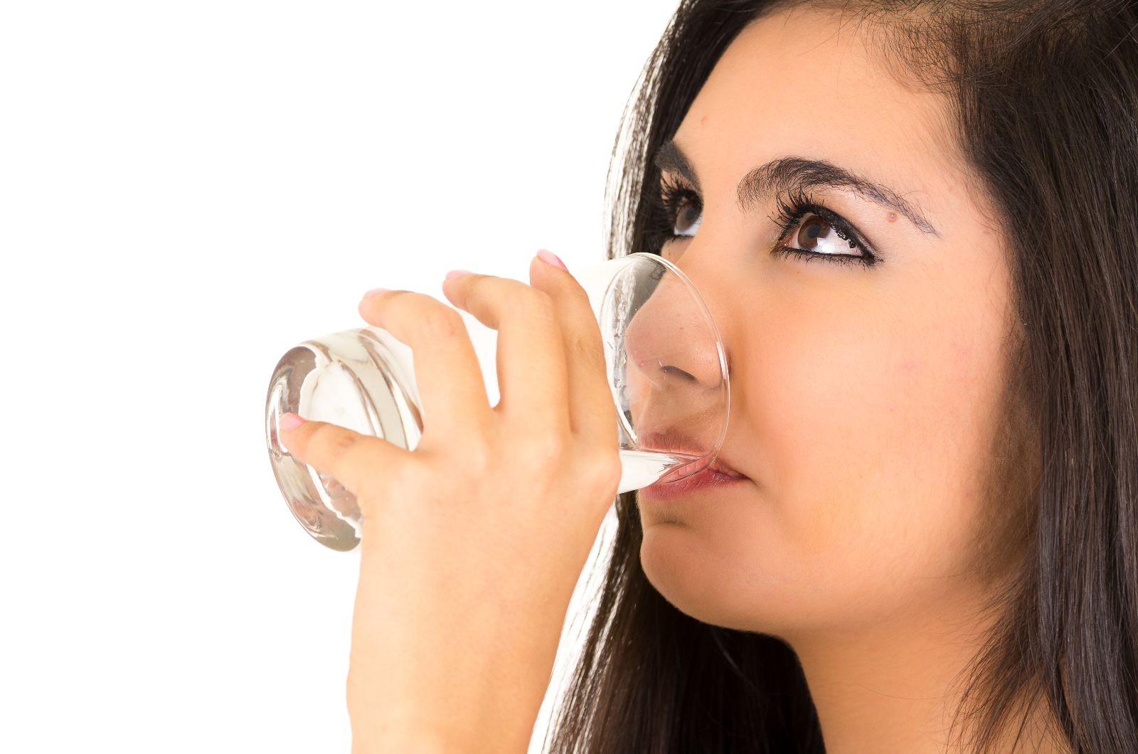 Mujer tomando un vaso con agua