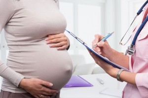 Acercmiento a una mujer embarazada en consulta