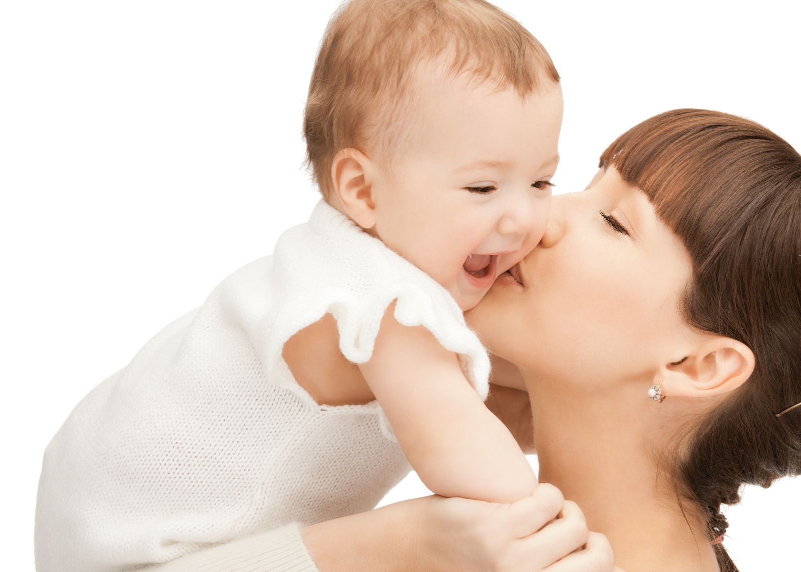 Mamá feliz cargando a un bebe sonriente