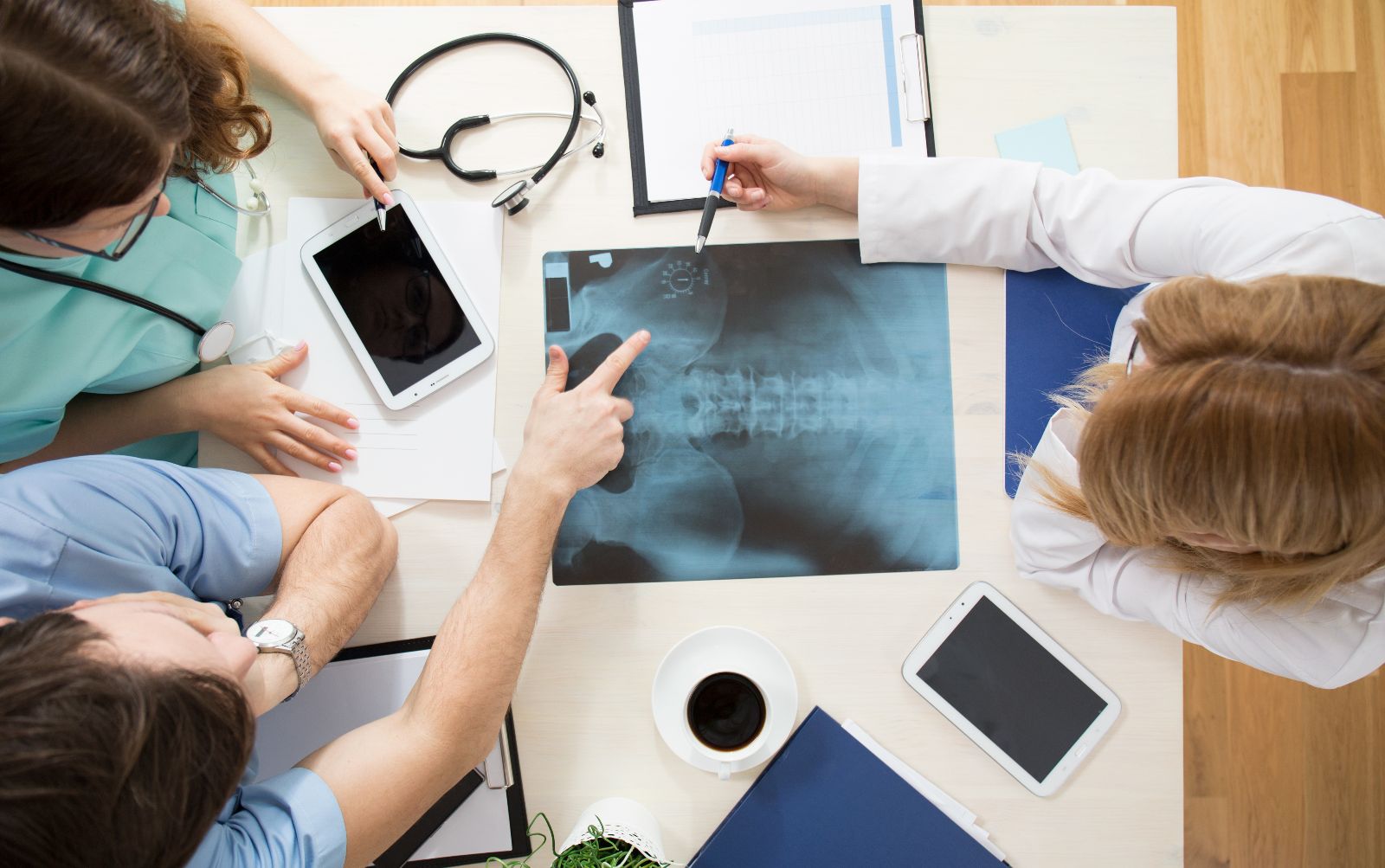 Doctores reunidos revisando unos rayos X