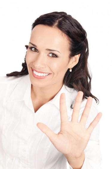 Mujer mostando cinco con sus dedos