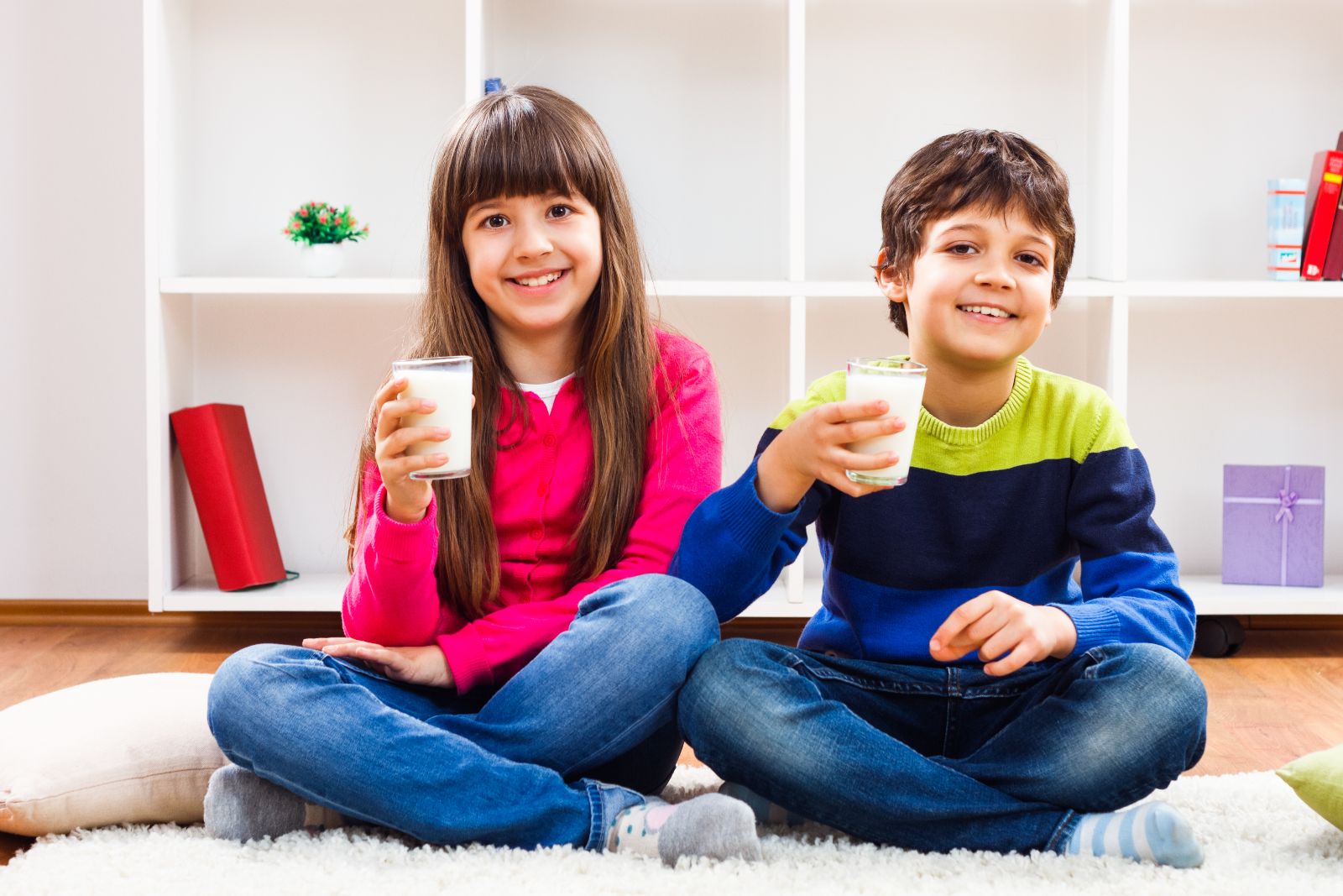 Niños tomando leche