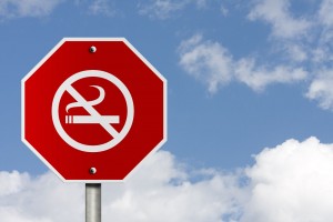 Letrero de alto con símbolo de dejar de fumar