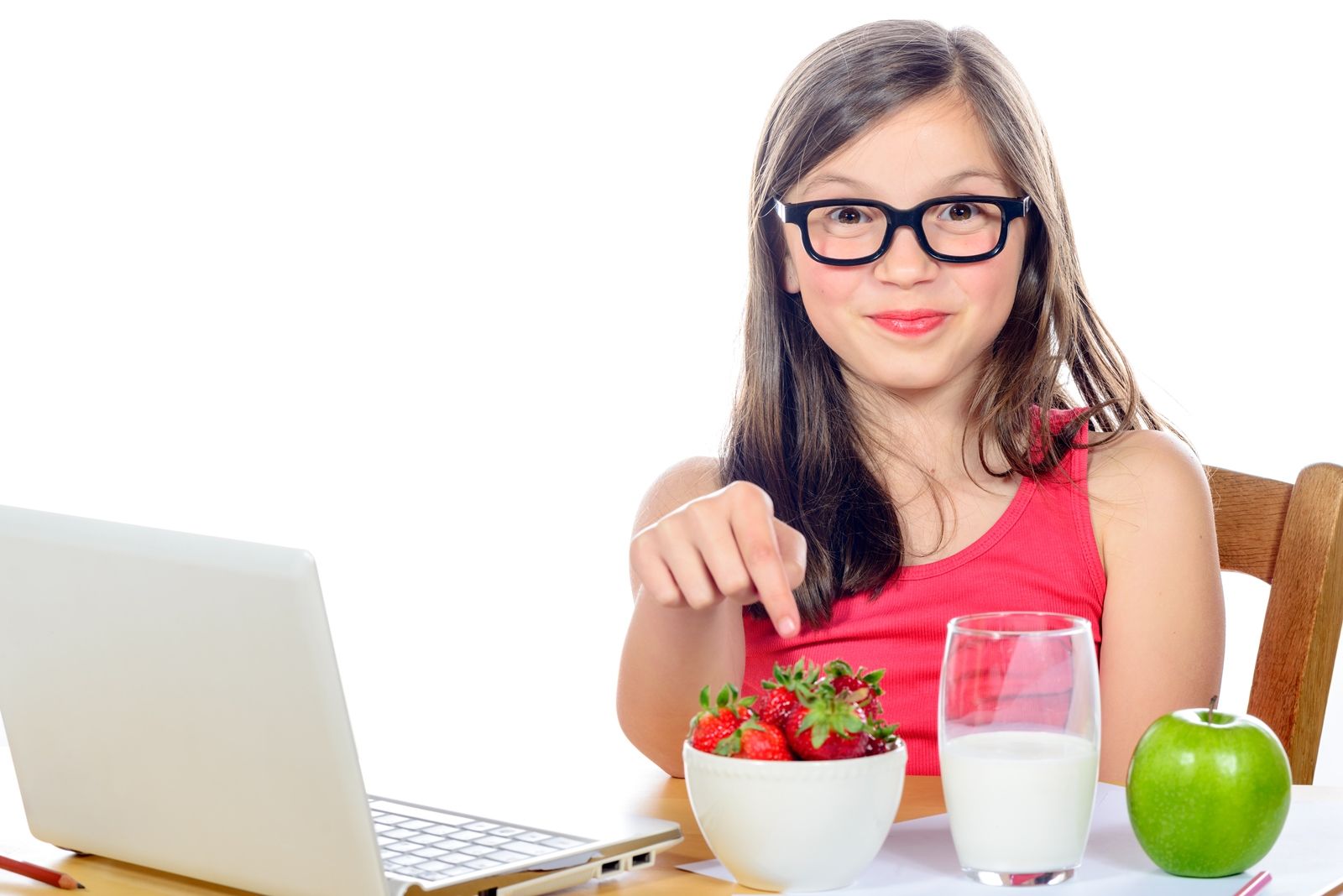 Niña con frutas y leche