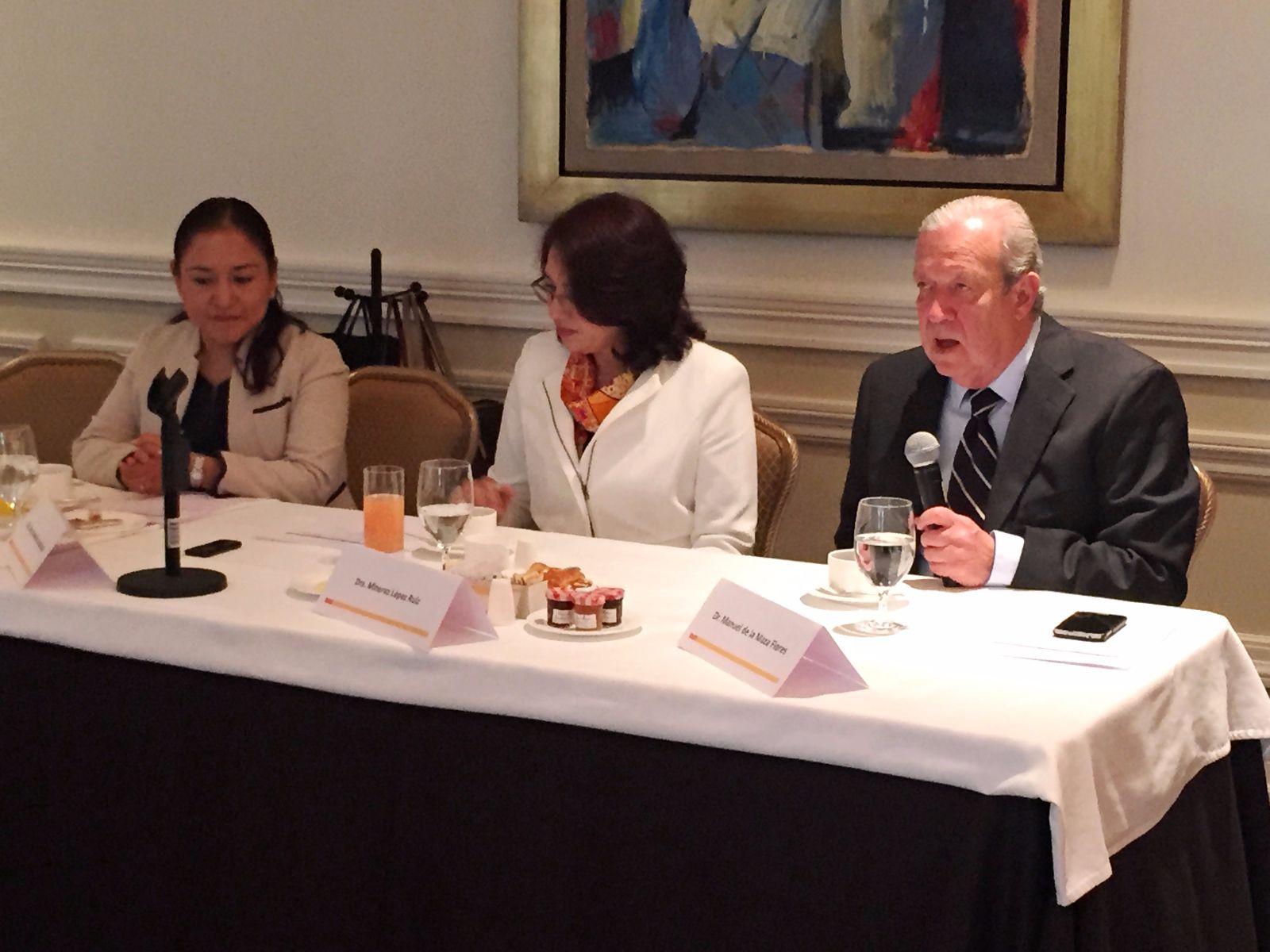 De izquierda a derecha, Dra. Iliana González Hernández, Dra. Minerva López Ruíz, Dr. Manuel de la Maza Flores.