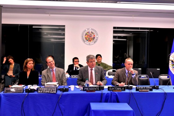 De izquierda a derecha: Angela Crowdy, Asistente Executiva de la CICAD, Paul Simons, Secretario Ejecutivo CICAD, José María Argueta, Embajador, representante permanente de Guatemala ante la OEA; Adam Blackwell, Secretario de Seguridad Multidimensional de la OEA