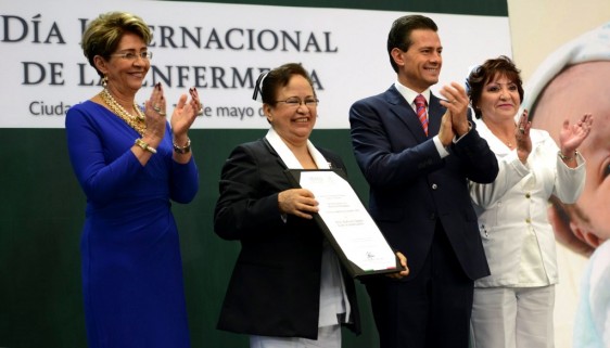 De izquierda a derecha Mercedes Juan, Entique Peña Nieto, María del Carmen Gloria Ramírez García y Juana Jiménez Sánchez