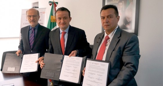 De izquierda a derecha Guillermo Ruiz Palacios, Mikel Arriola y José Aburto