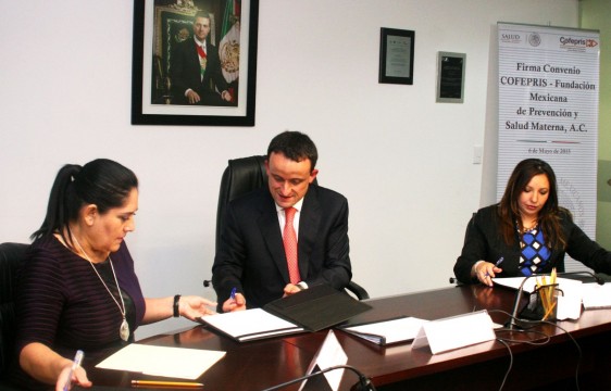 De izquierda a derecha Diva Hadamira Gastelum Bajo, Mikel Arriola y Jacqueline Tovar Casas firmando convenio