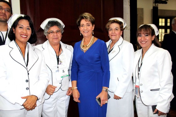Mercedes Juan acompañada de enfermeras