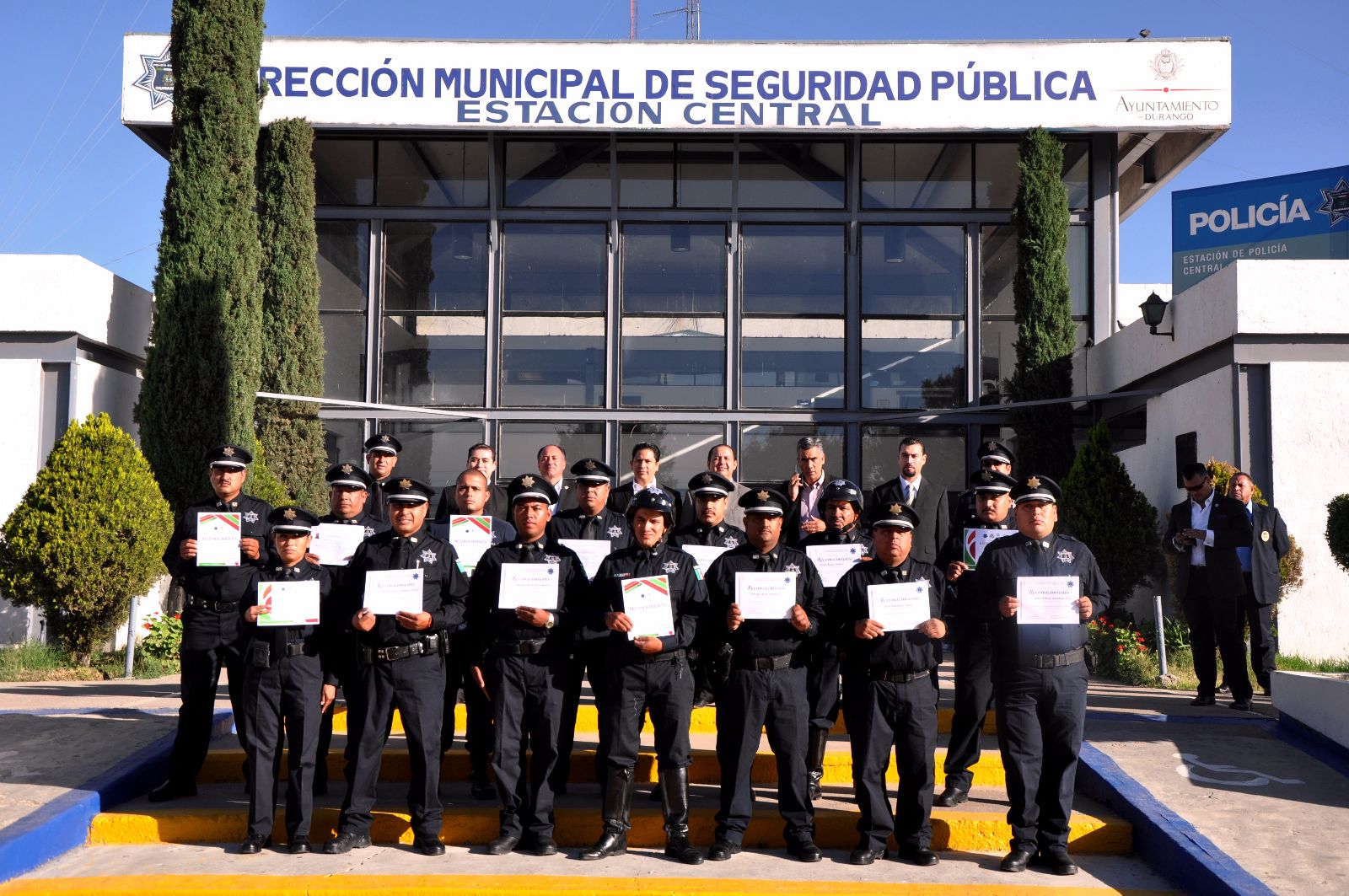 Policías y funcionarios en la Estación Central de la Dirección Municipal de Seguridad Pública