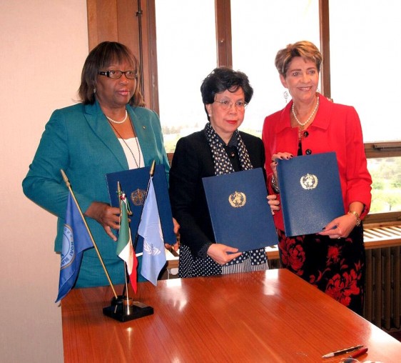 De izquierda a derecha Carissa F. Etienne, Margaret Chan y Mercedes Juan López