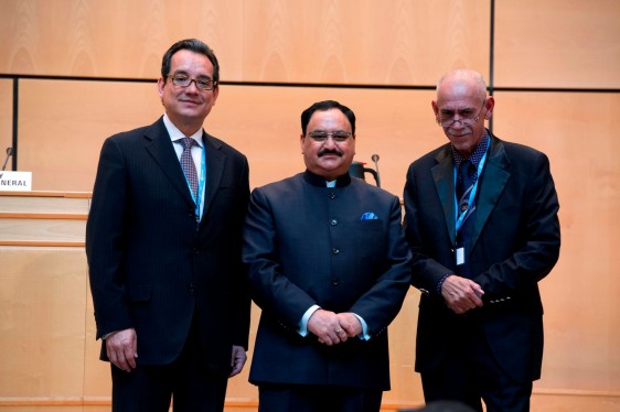 De izquierda a derecha Dr Eduardo Jaramillo , Sr Jagat Prakash Nadda, y Dr Michael Malabag