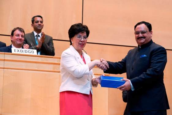 Margaret Chan recibiendo una caja azul de manos de Sr Jagat Prakash Nadda