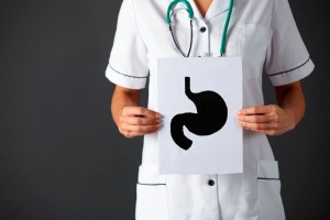 Doctora sostiene ilustración a tinta con figura de un estomago