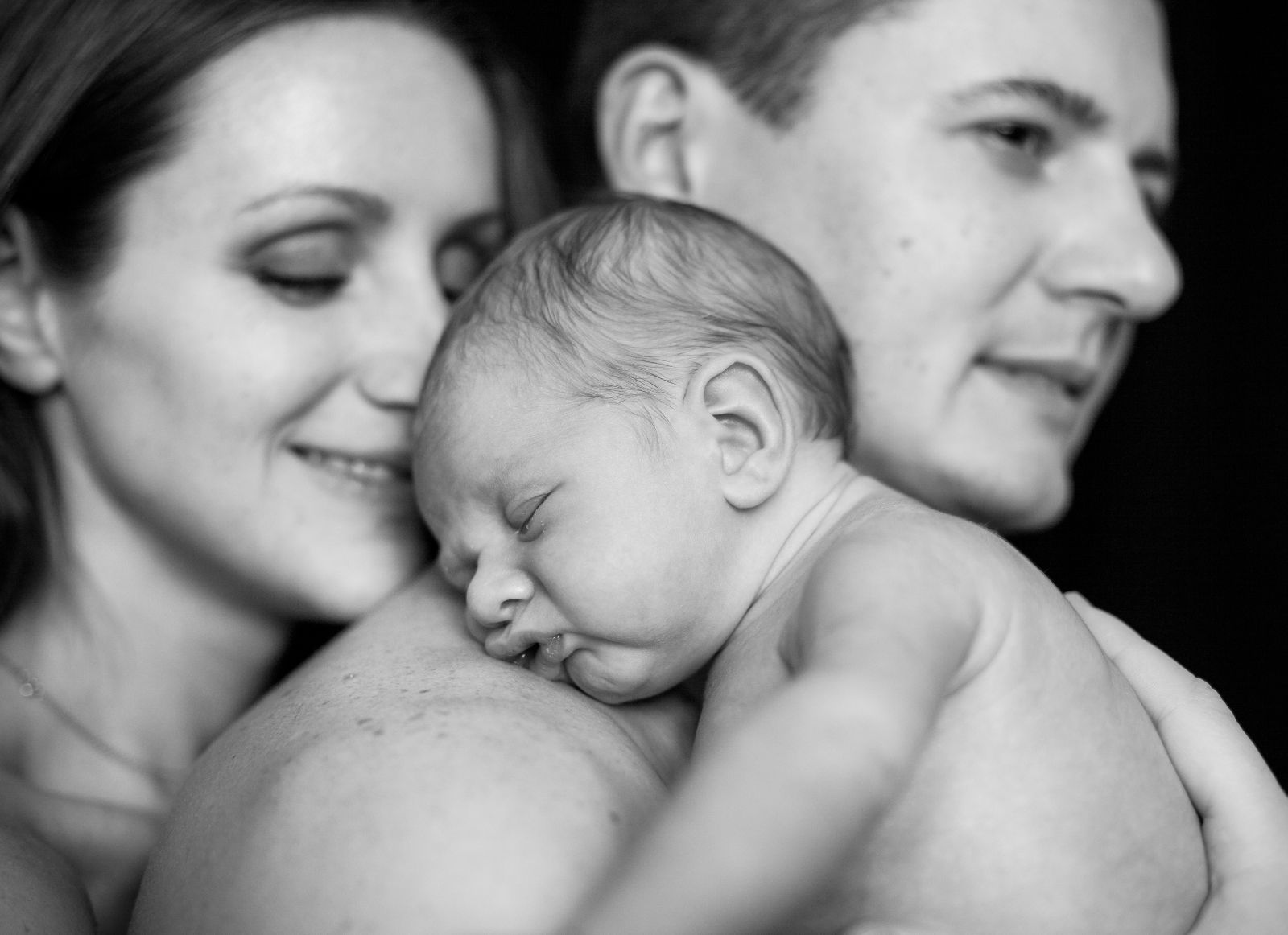 Фотосессия новорожденных с мамой и папой