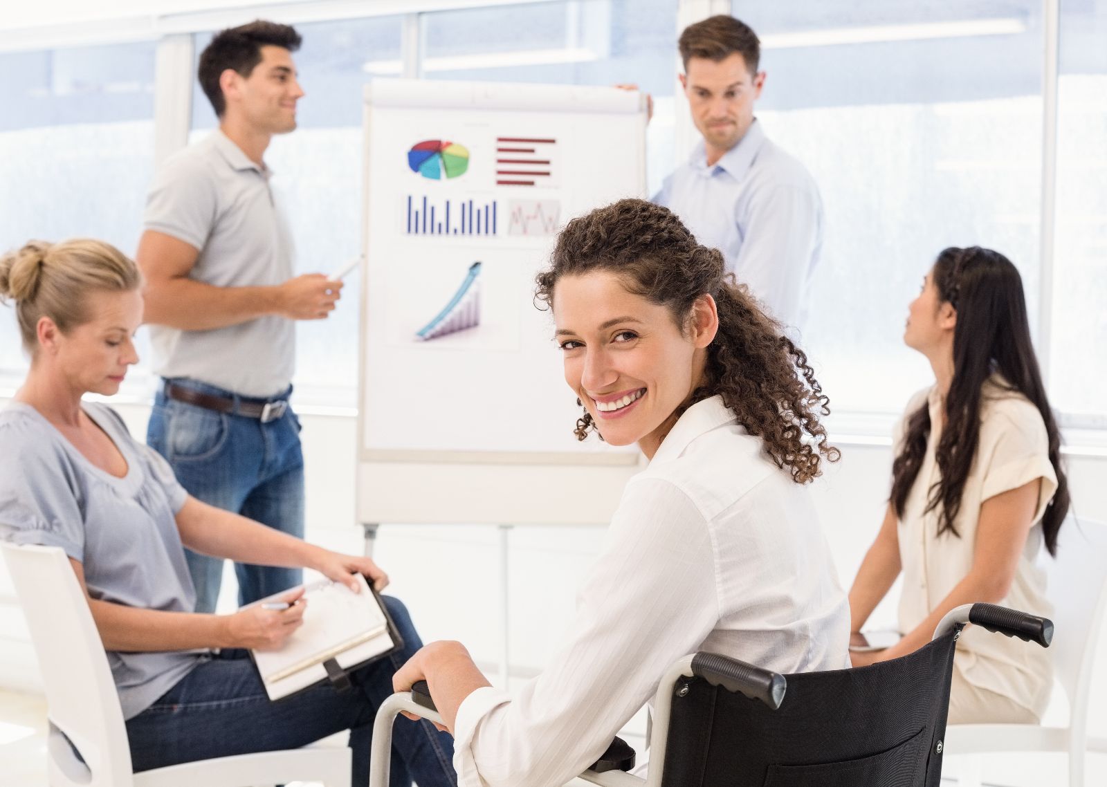 Mujer en silla de ruedas en una junta de trabajo