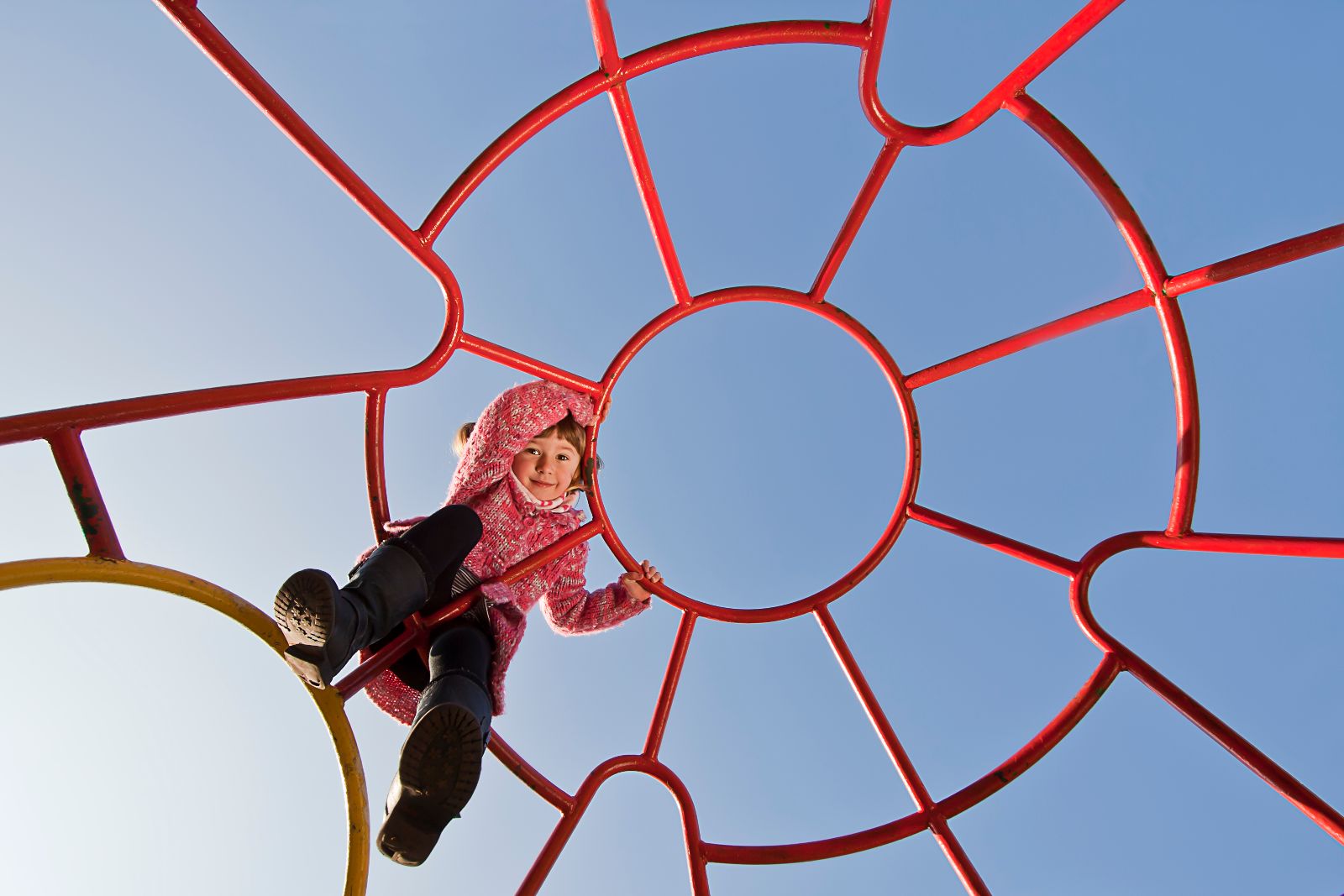 Niña escalando en un juego