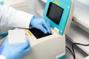 Especiaista realizando prueba molecular PCR