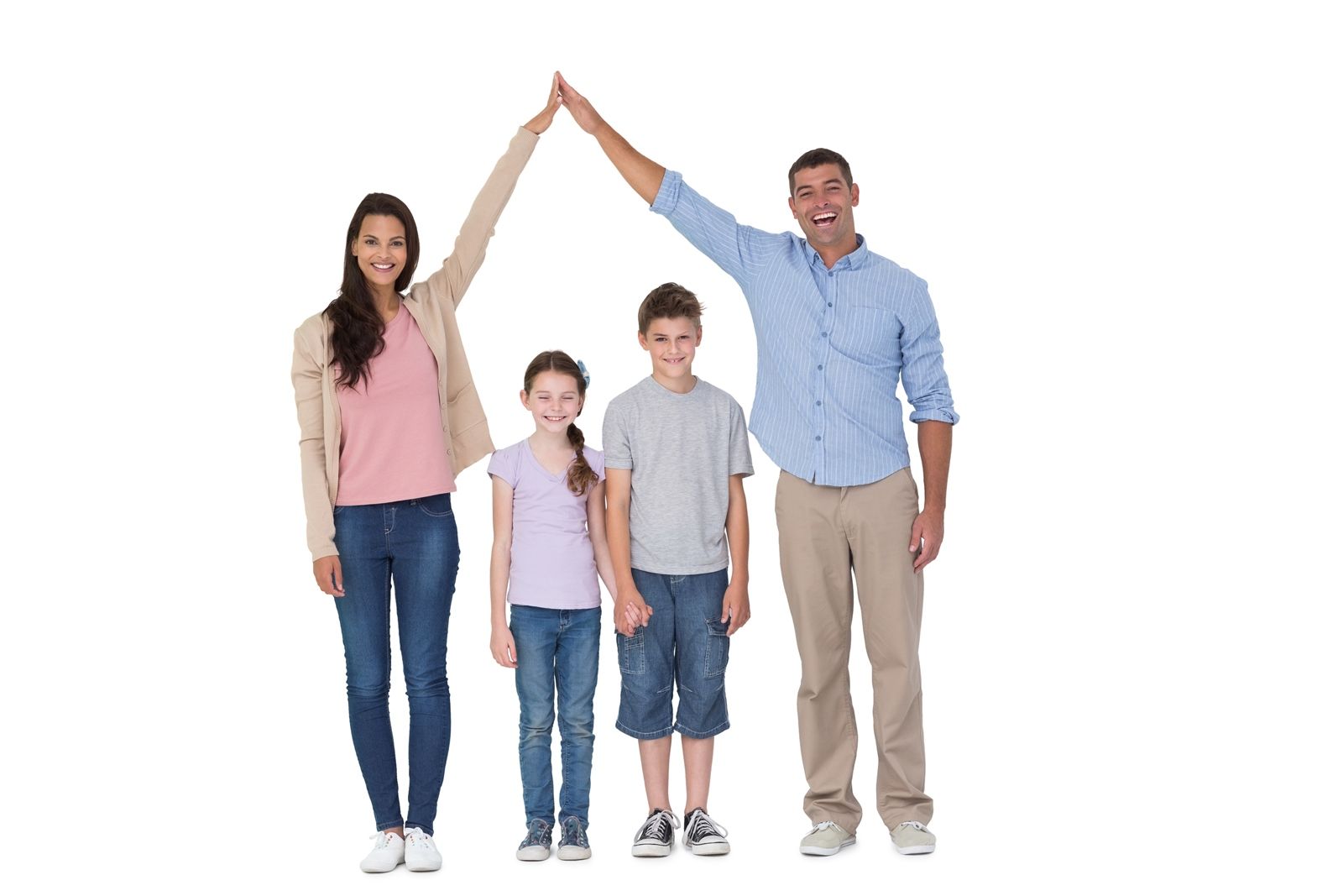 Madre y padre s haciendo la figura de una casa con dos niño adentro