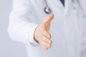 acercamiento a un medico extendiendo la mano