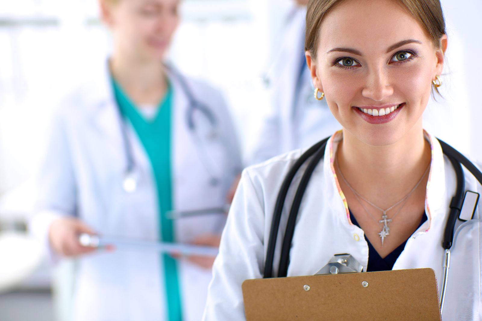 Doctora sonriente con una tabla para hojas