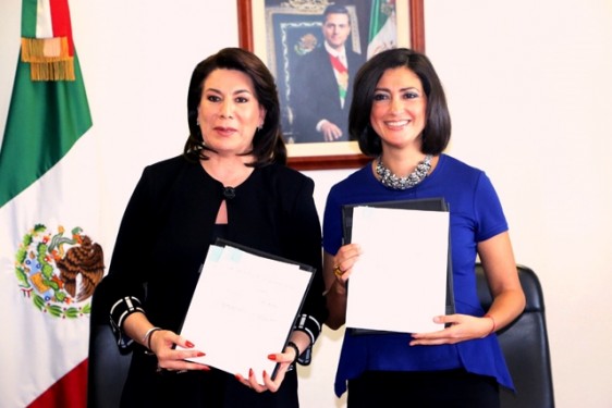 De izquierda a derecha Lorena Martínez Rodríguez y Lorena Cruz Sánchez de pie sosteniendo un documento 