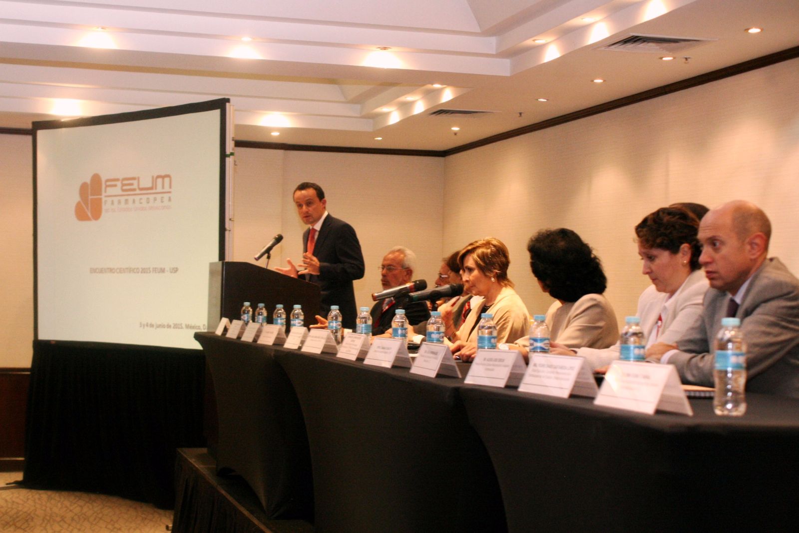 Mikel Arriola en el podium del Encuentro Científico FEUM-USP 2015