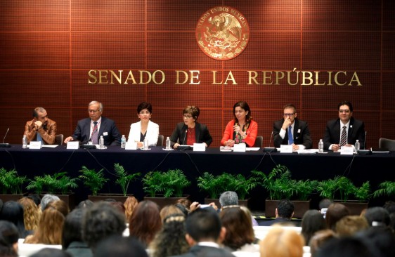 Funcionarios en la mesa de trabajo del Foro “Avances, retos y compromisos para garantizar la igualdad de género en el ámbito laboral en México”