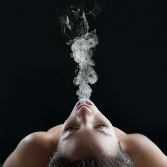 En la mujer, el consumo de tabaco se asocia con resequedad en la piel, arrugas y envejecimiento prematuro.
