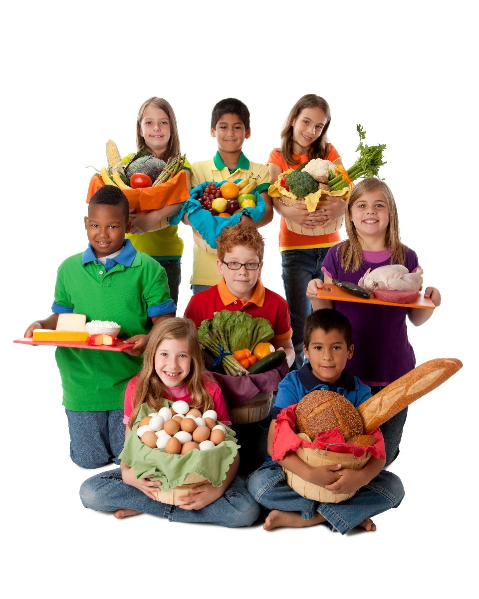Grupo de niños con canastas con una variedad de grupos de alimentos