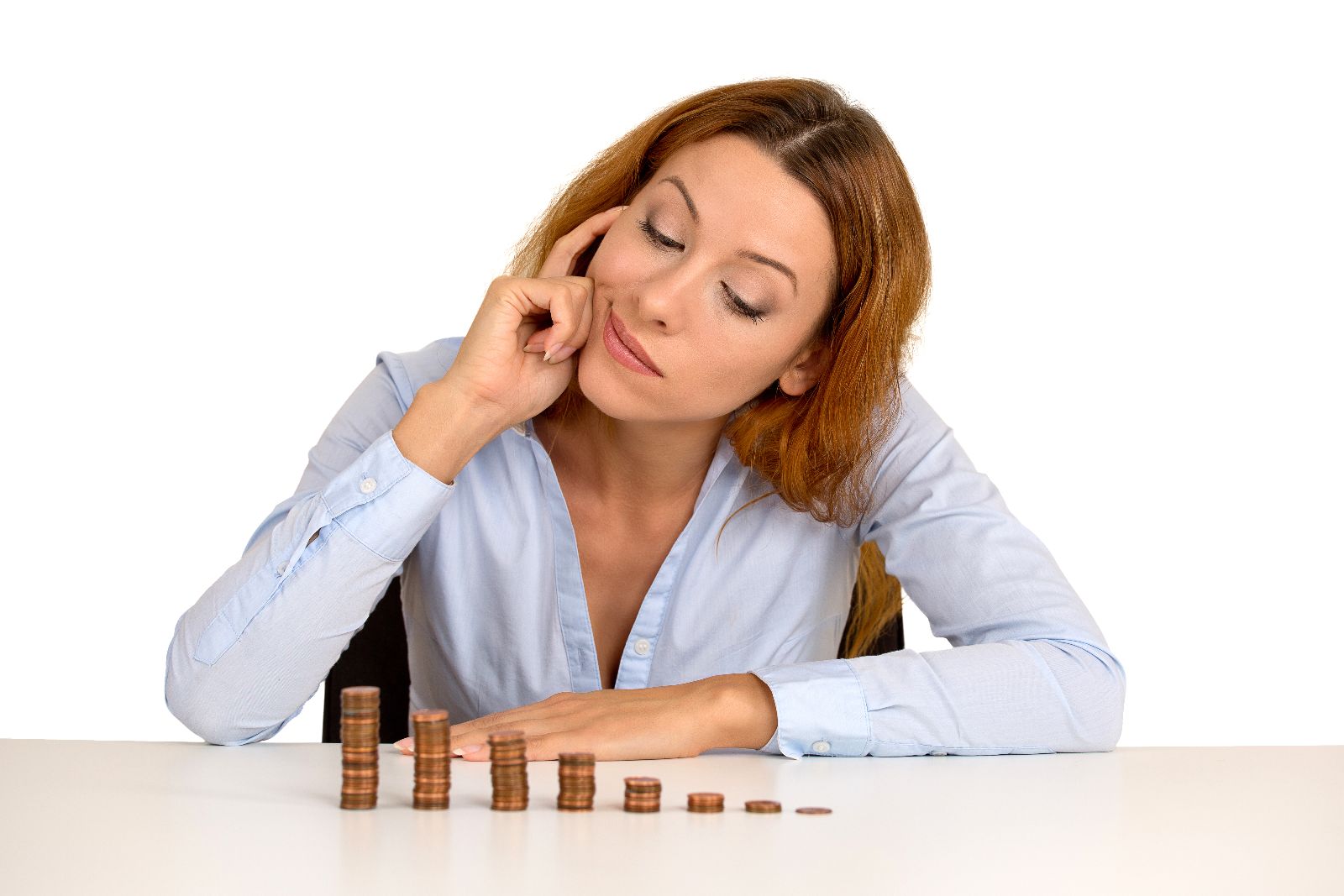 Mujer observa monedas apiladas en forma de grafica de barras