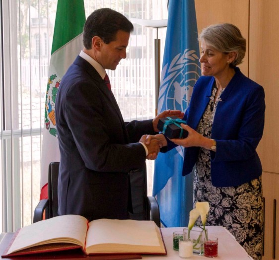 El Mandatario mexicano y la Directora General del Organismo, Irina Bokova, sostuvieron una reunión en la sede de la UNESCO. Ahí, intercambiaron obsequios y posteriormente el Mandatario mexicano firmó el Libro de Oro de visitantes distinguidos.