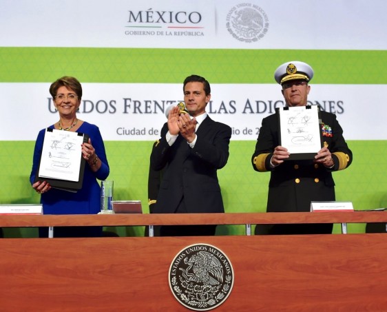 De izquierda a derecha Mercedes Juan,  Enrique Peña Nieto y Vidal Francisco Soberón Sanz