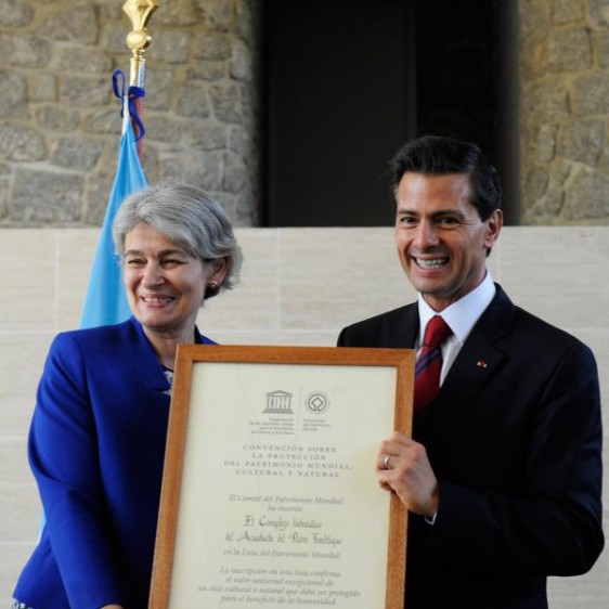 Irina Bokova y Enrique Peña Nieto sostienen un documento enmarcado