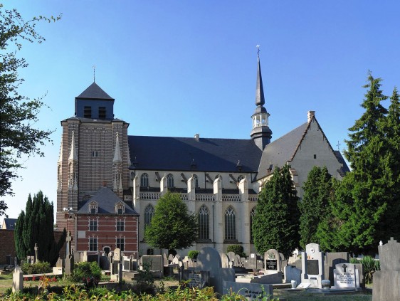 Fachada externa de la iglesia de St-Dymphna en Geel, Belgica