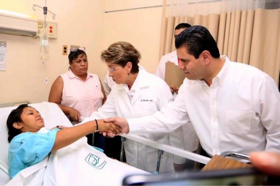 El gobernador de zacatecas Miguel Alonso Reyes y la Secretaria de Salud Federal doctora Mercedes Juan  visitan a  personas que reciben atención en Hospital de Concepción del Oro.